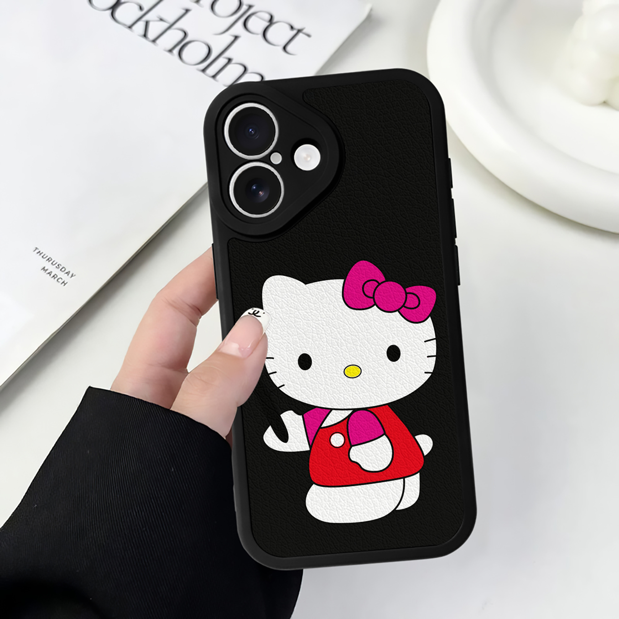 （画像用） Hello Kitty ハローキティ 【iPhone 16シリーズ対応】シリコンスマホケース（レザー調） 材質：シリコン